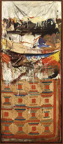 罗伯特·劳森伯格的 《床》,1955。 画布上挂着睡袋和枕头,并布满了五颜六色的颜料